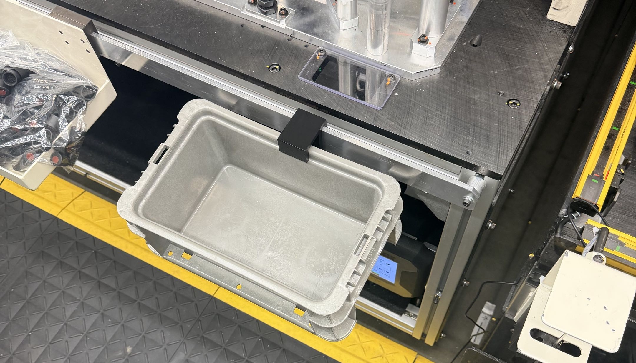 Tote-Mounting Bracket for Launch Line Tooling